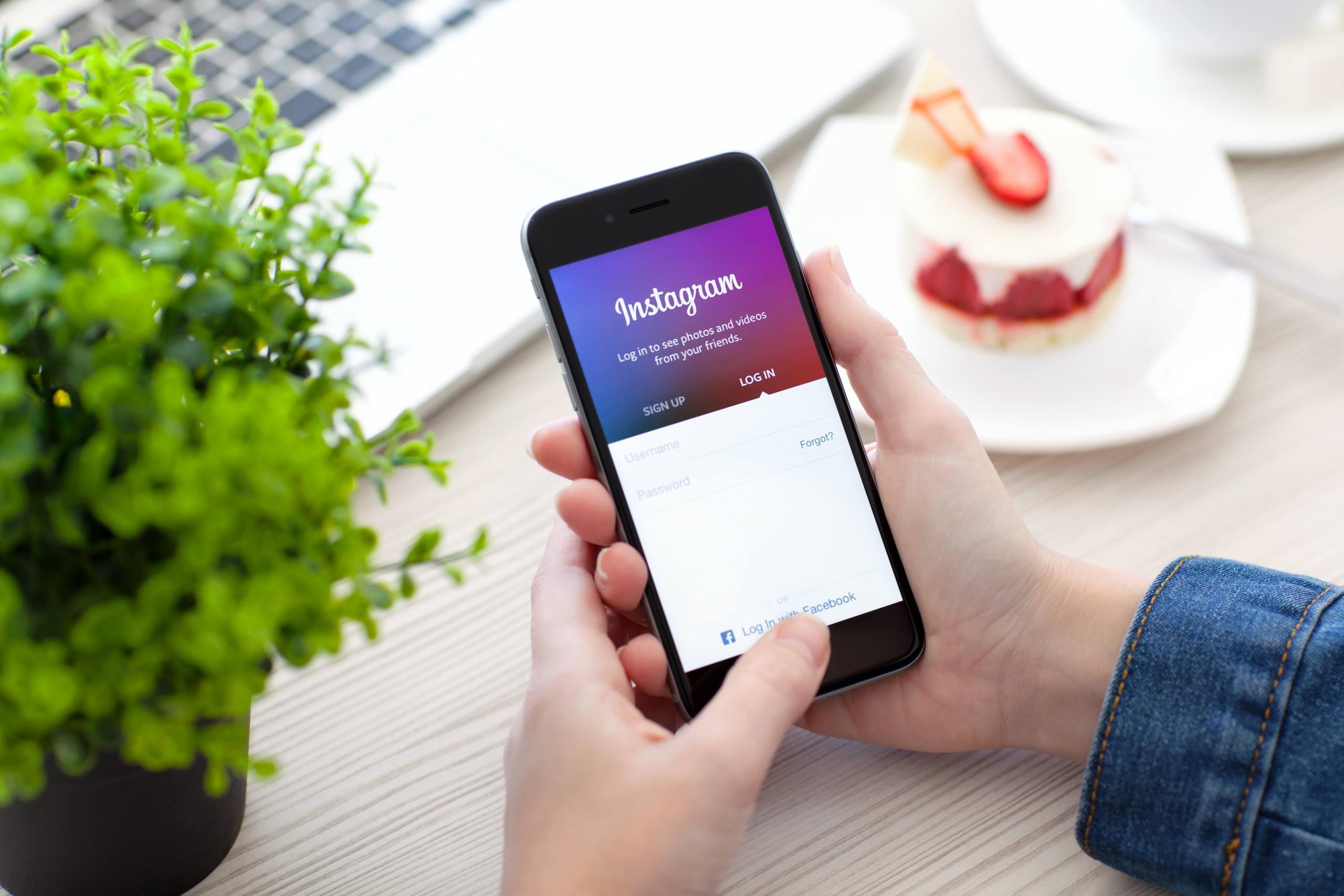 Instagram* забивает память телефона — как очистить?