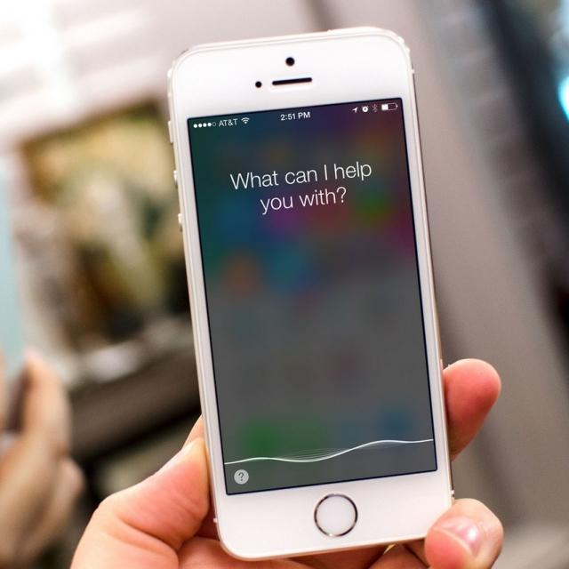 Как называется программа для iphone имитирующая разговаривающего женским голосом работа помощника
