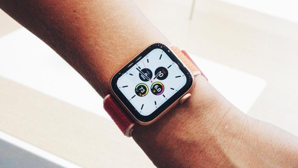 Как поменять время на apple watch